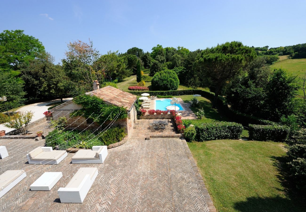 Villa Storica is een luxe droomvilla met privezwembad en wijngaard in Le Marche, Italië