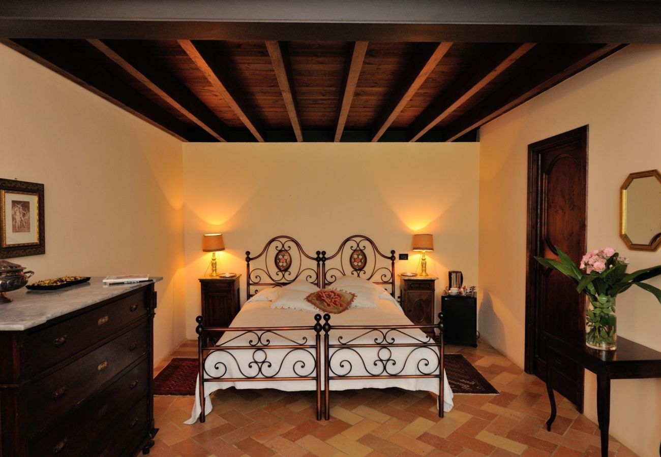 Villa Storica is een luxe droomvilla met privezwembad en wijngaard in Le Marche, Italië