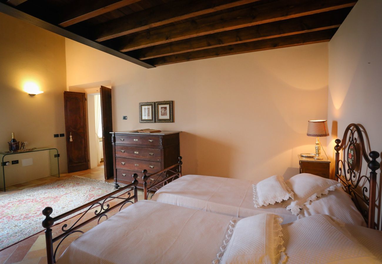 Villa Storica is een luxe droomvilla met privezwembad en wijngaard in Le Marche, Italië