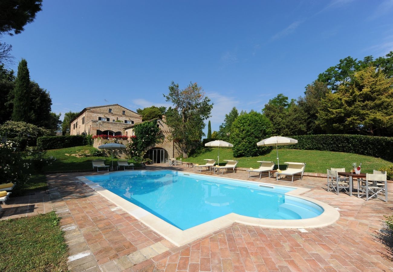 Villa Storica is een luxe droomvilla met privezwembad en wijngaard in Le Marche, Italië