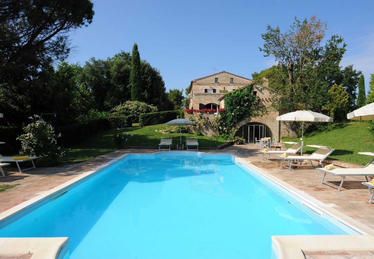 Villa Storica is een luxe droomvilla met privezwembad en wijngaard in Le Marche, Italië