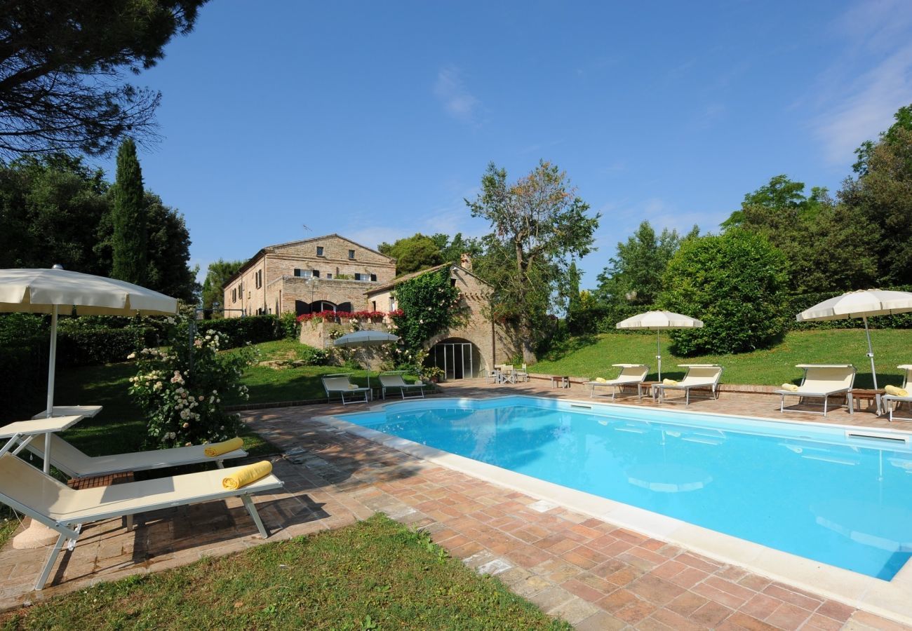 Villa Storica is een luxe droomvilla met privezwembad en wijngaard in Le Marche, Italië