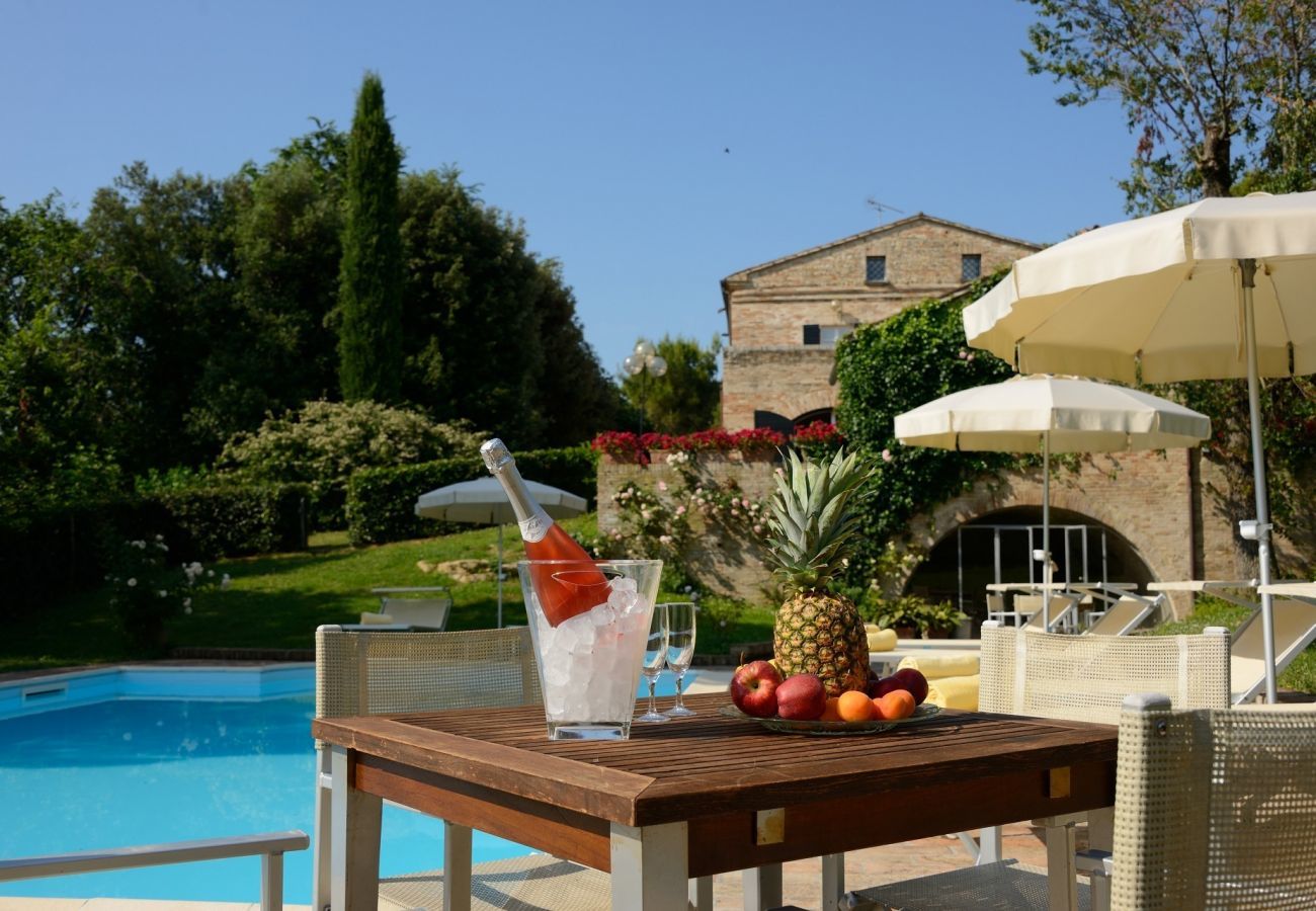 Villa Storica is een luxe droomvilla met privezwembad en wijngaard in Le Marche, Italië