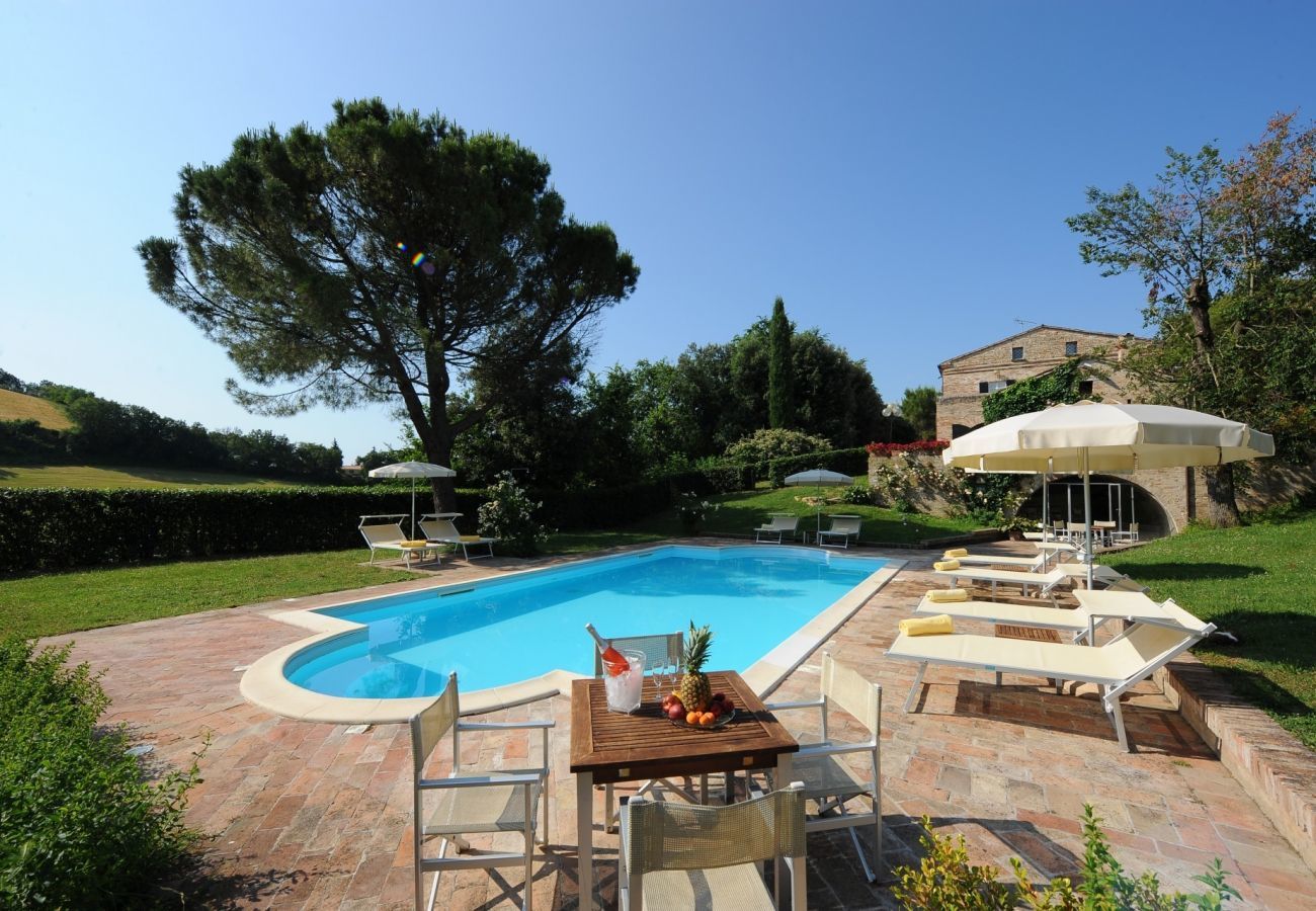 Villa Storica is een luxe droomvilla met privezwembad en wijngaard in Le Marche, Italië