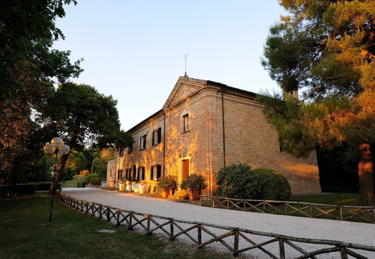 Villa Storica is een luxe droomvilla met privezwembad en wijngaard in Le Marche, Italië
