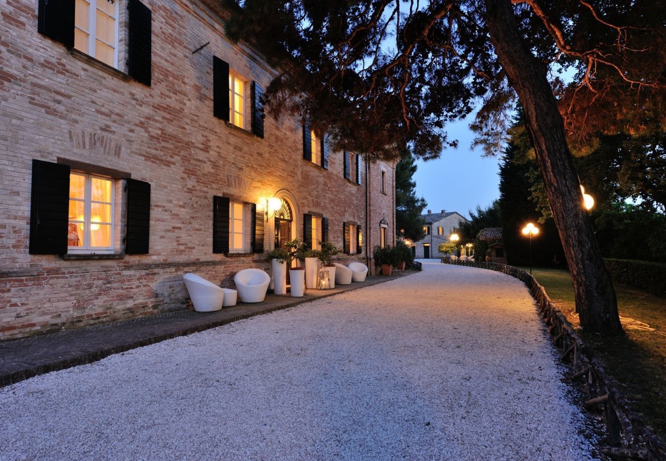 Villa Storica is een luxe droomvilla met privezwembad en wijngaard in Le Marche, Italië