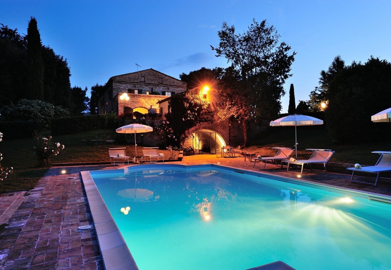 Villa Storica is een luxe droomvilla met privezwembad en wijngaard in Le Marche, Italië