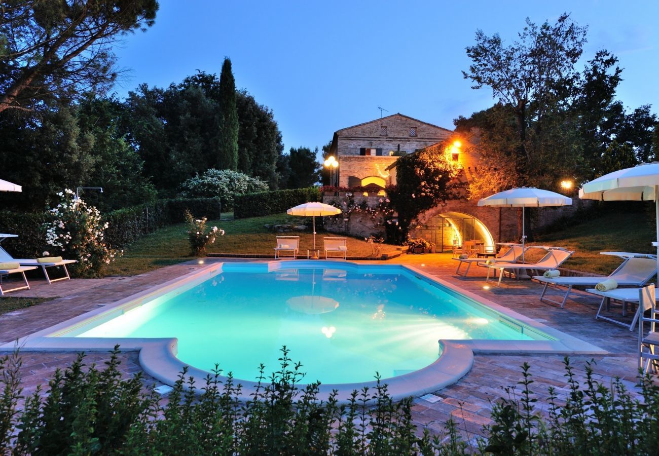 Villa Storica is een luxe droomvilla met privezwembad en wijngaard in Le Marche, Italië