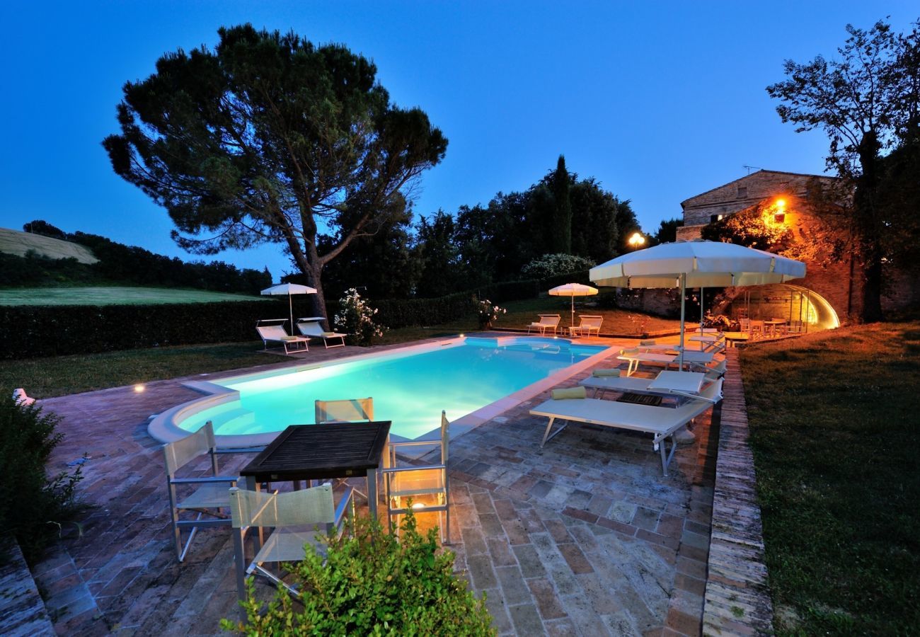 Villa Storica is een luxe droomvilla met privezwembad en wijngaard in Le Marche, Italië