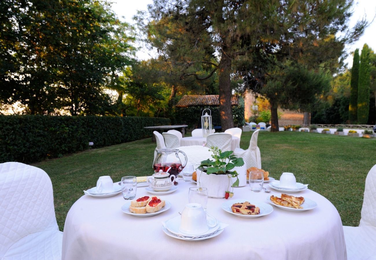 Villa Storica is een luxe droomvilla met privezwembad en wijngaard in Le Marche, Italië