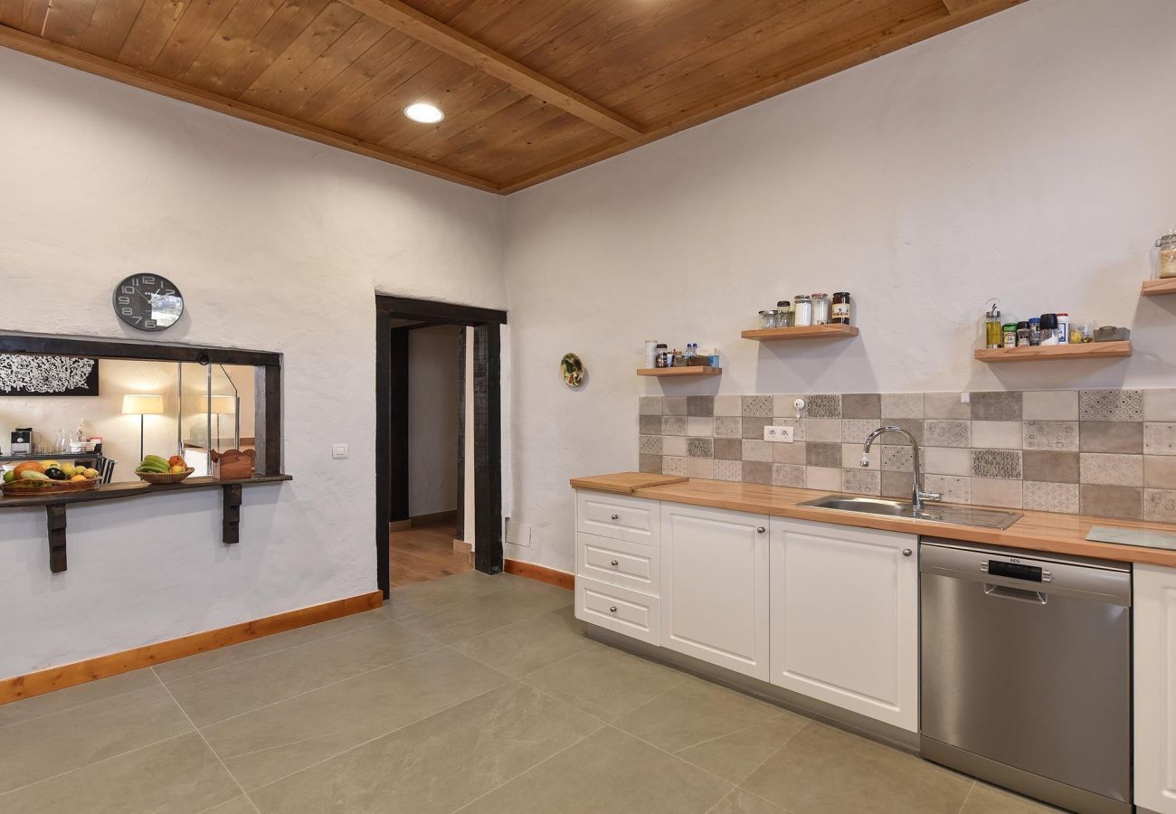 Finca del Norte is een ruim en modern vakantiehuis met verwarmd privé zwembad in Arucas, Gran Canaria