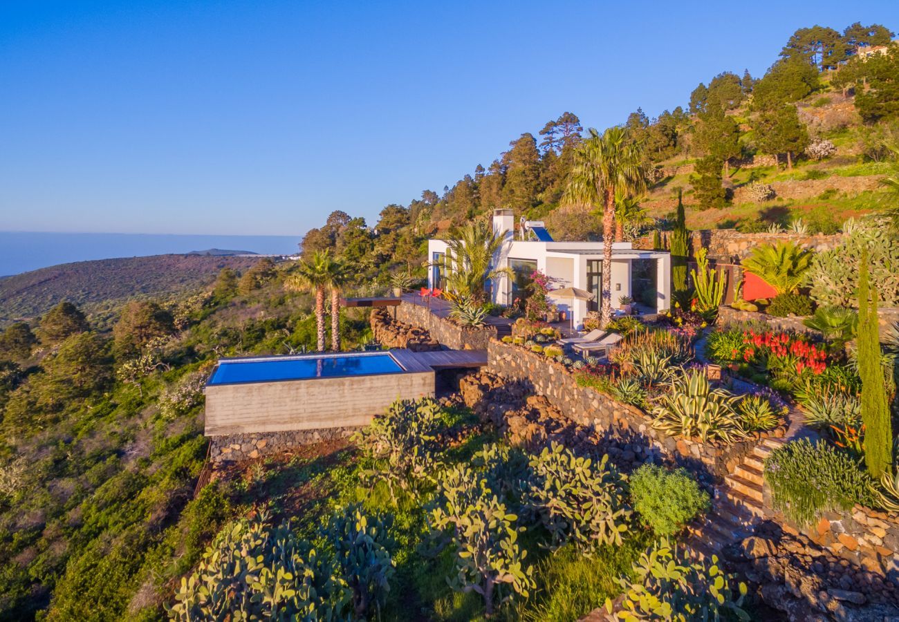 Villa Infinite is een luxe, moderne vakantievilla voor twee. Met tropische tuin, zwembad en zeezicht in Puntagorda, La Palma