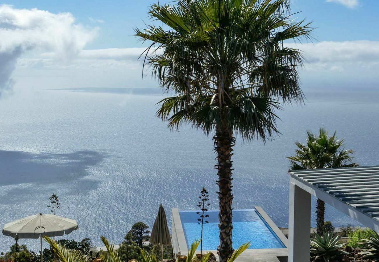 Villa Infinite is een luxe, moderne vakantievilla voor twee. Met tropische tuin, zwembad en zeezicht in Puntagorda, La Palma