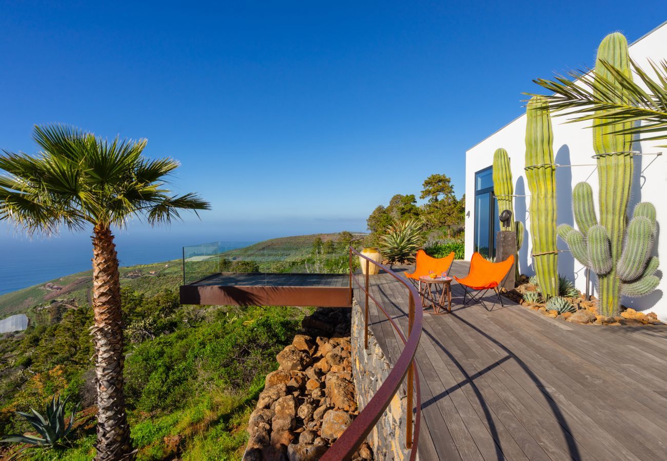 Villa Infinite is een luxe, moderne vakantievilla voor twee. Met tropische tuin, zwembad en zeezicht in Puntagorda, La Palma