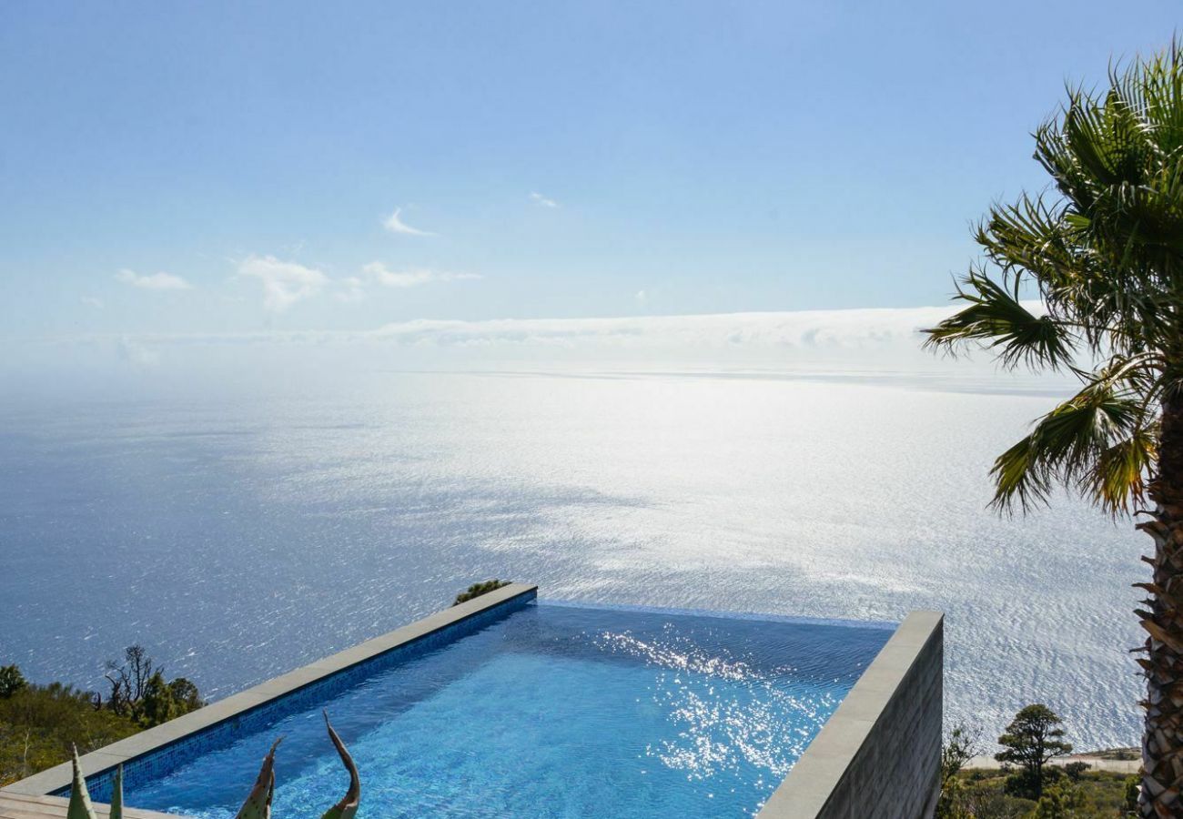 Villa Infinite is een luxe, moderne vakantievilla voor twee. Met tropische tuin, zwembad en zeezicht in Puntagorda, La Palma