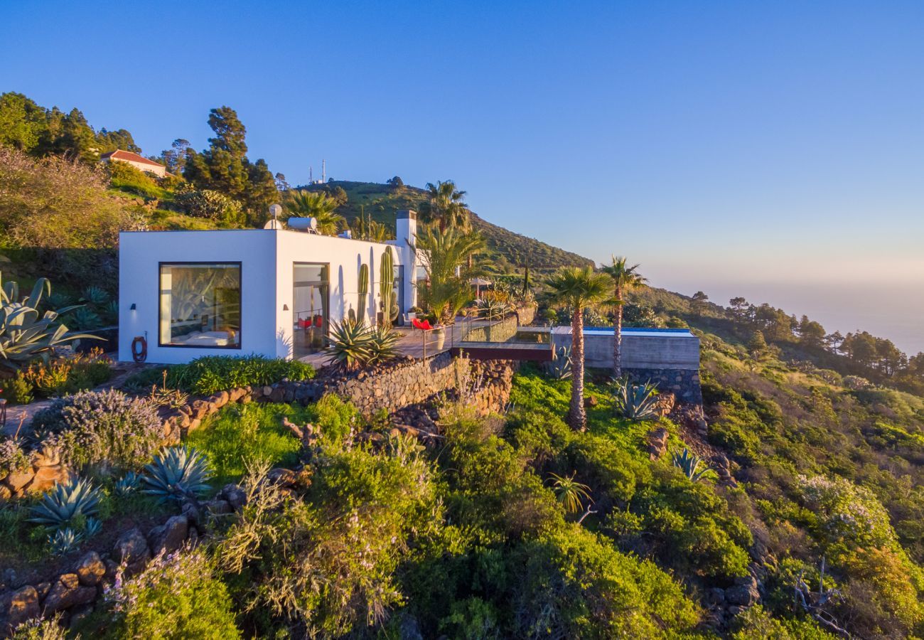 Villa Infinite is een luxe, moderne vakantievilla voor twee. Met tropische tuin, zwembad en zeezicht in Puntagorda, La Palma