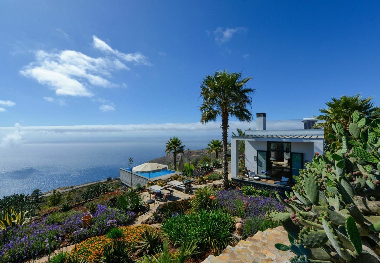 Villa Infinite is een luxe, moderne vakantievilla voor twee. Met tropische tuin, zwembad en zeezicht in Puntagorda, La Palma