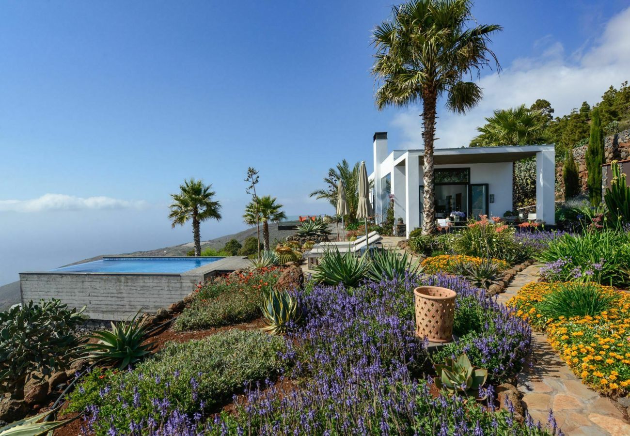 Villa Infinite is een luxe, moderne vakantievilla voor twee. Met tropische tuin, zwembad en zeezicht in Puntagorda, La Palma