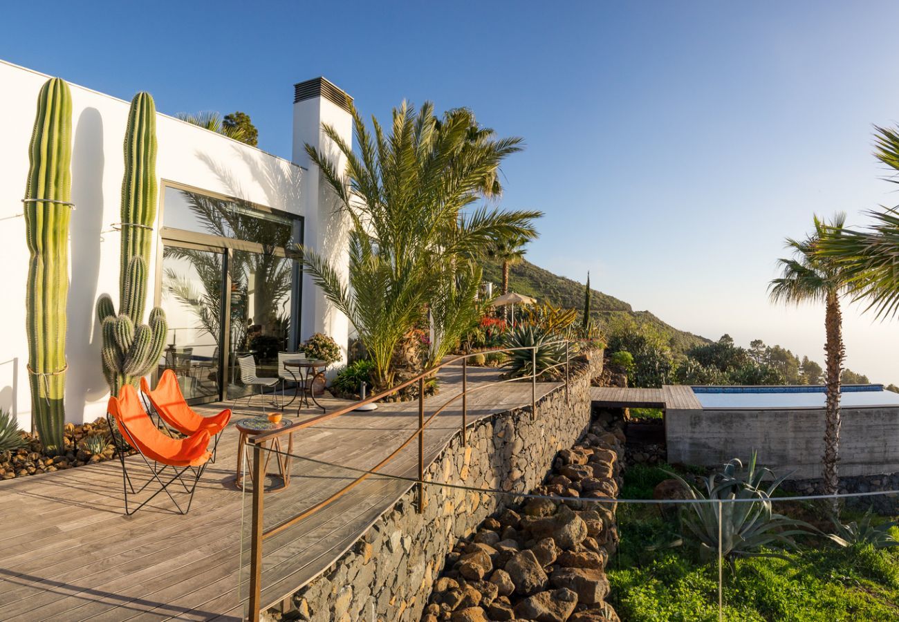 Villa Infinite is een luxe, moderne vakantievilla voor twee. Met tropische tuin, zwembad en zeezicht in Puntagorda, La Palma