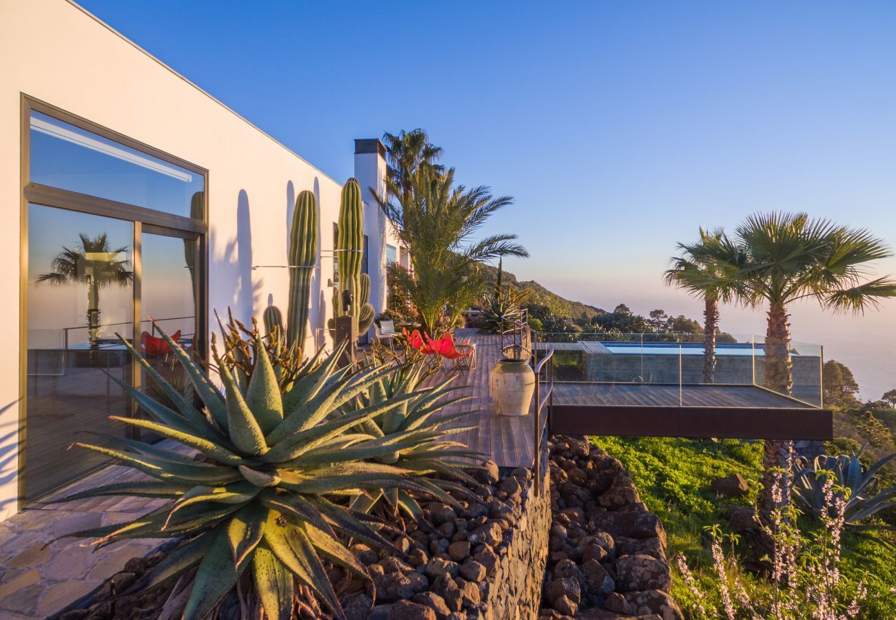 Villa Infinite is een luxe, moderne vakantievilla voor twee. Met tropische tuin, zwembad en zeezicht in Puntagorda, La Palma