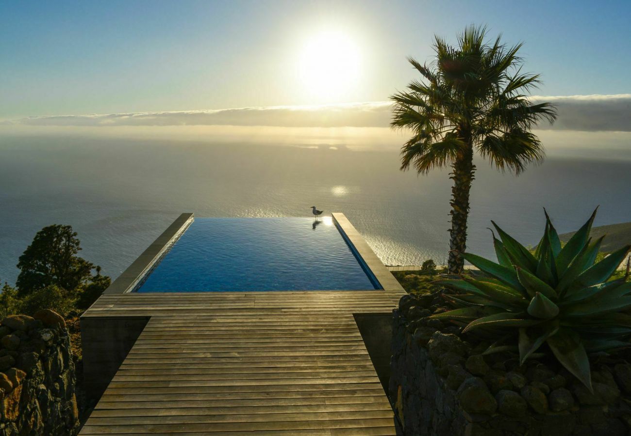 Villa Infinite is een luxe, moderne vakantievilla voor twee. Met tropische tuin, zwembad en zeezicht in Puntagorda, La Palma