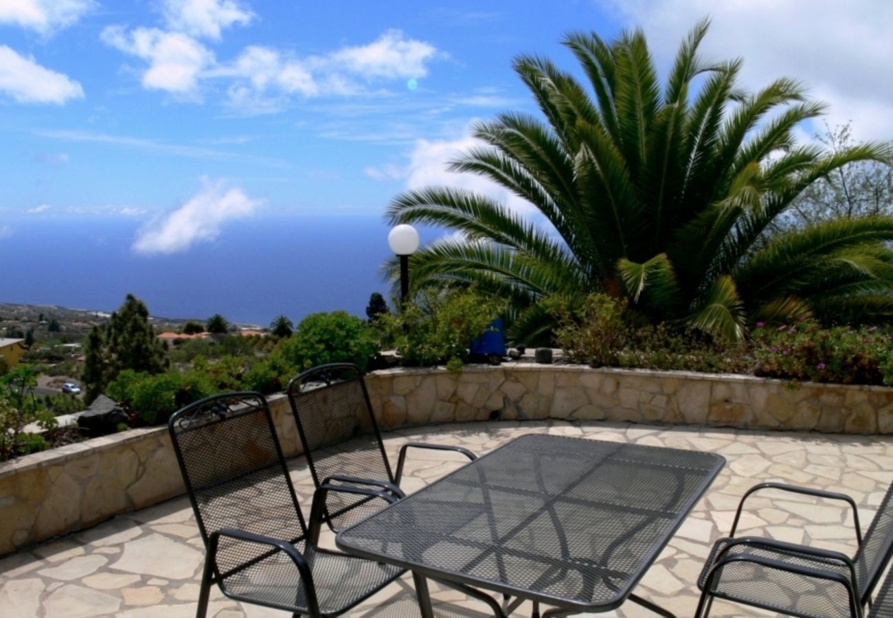Villa Anna is een prachtige vakantievilla met verwarmd privé zwembad, tropische tuin en zeezicht in Tijarafe, La Palma