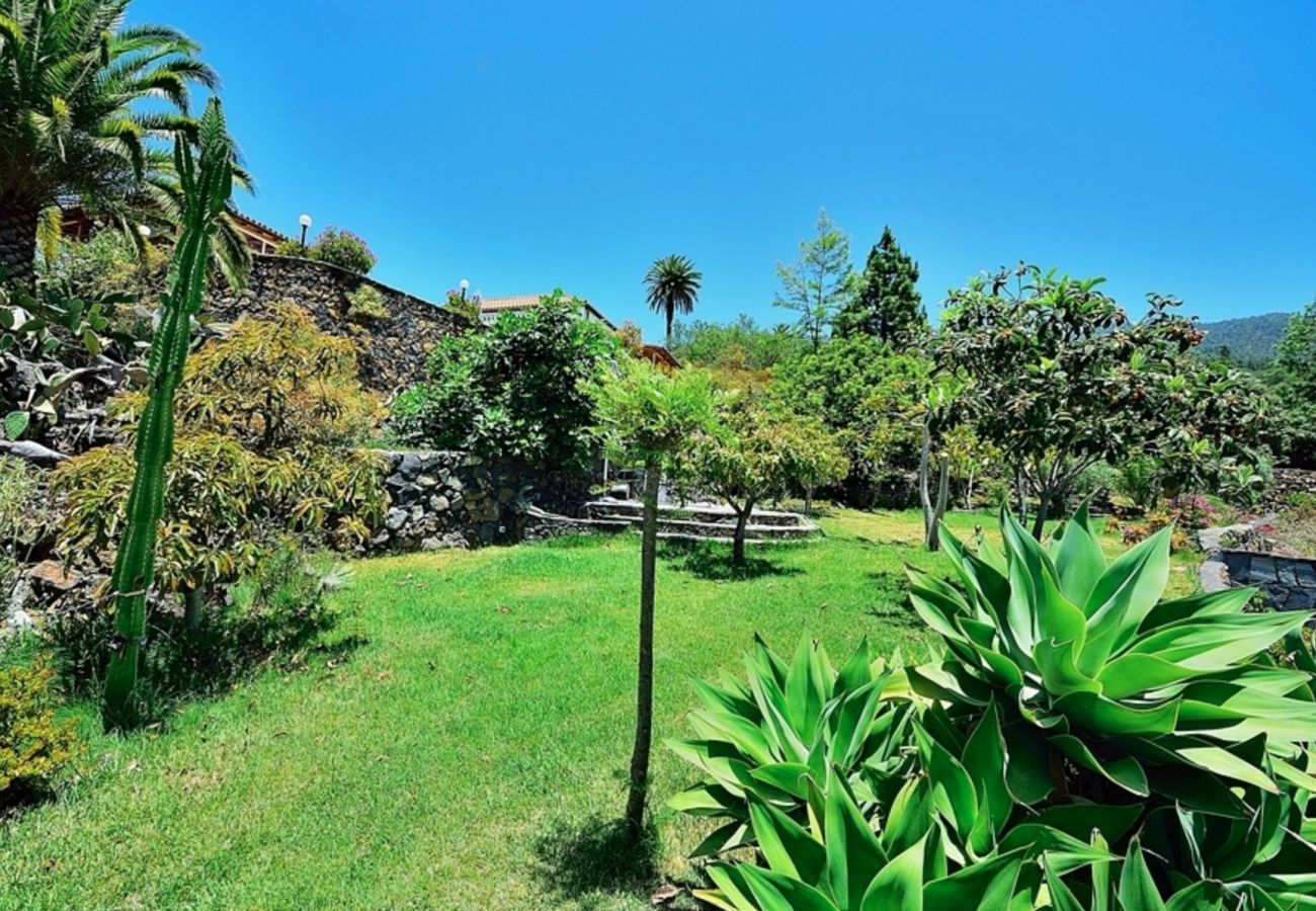 Villa Anna is een prachtige vakantievilla met verwarmd privé zwembad, tropische tuin en zeezicht in Tijarafe, La Palma