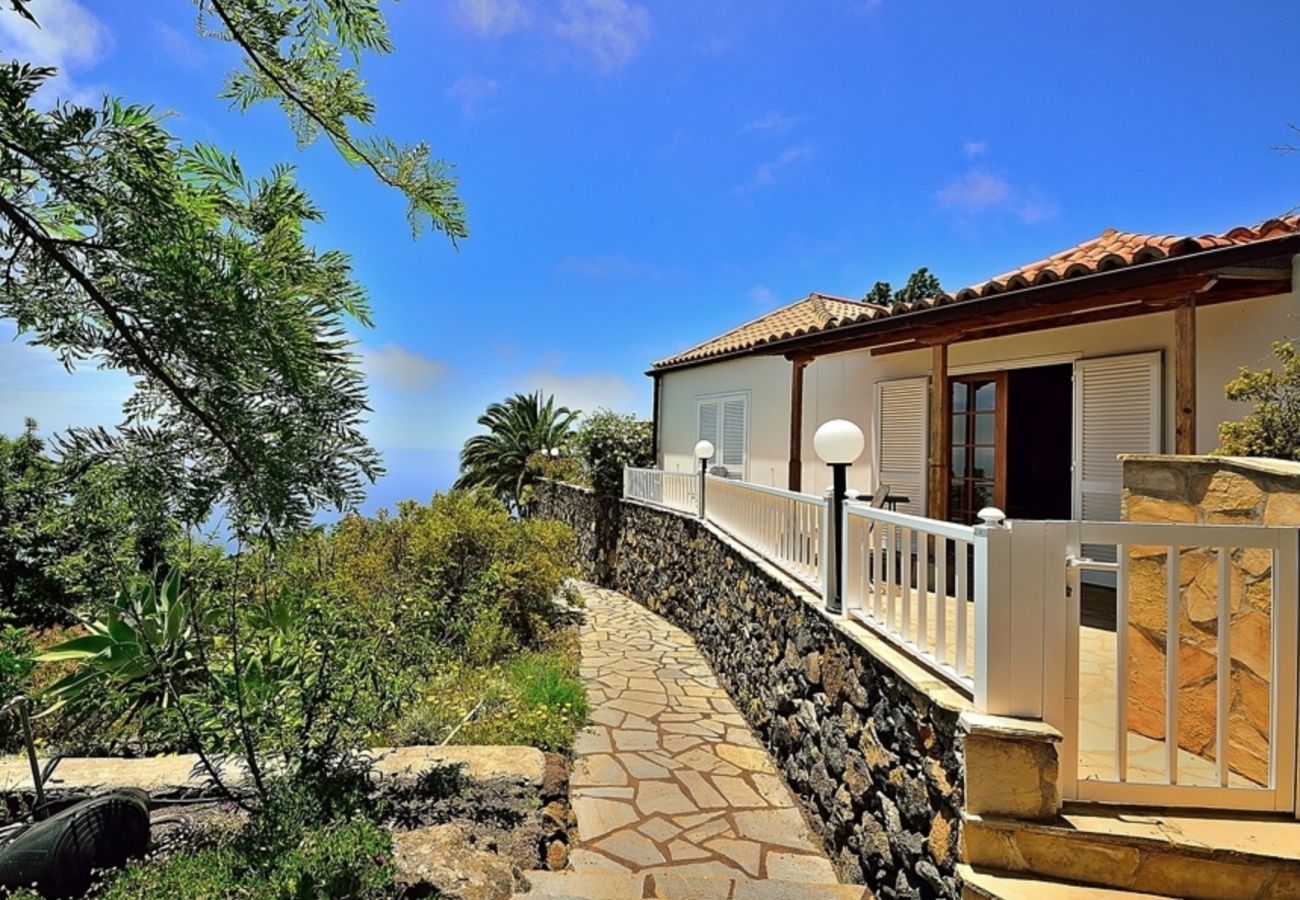 Villa Anna is een prachtige vakantievilla met verwarmd privé zwembad, tropische tuin en zeezicht in Tijarafe, La Palma