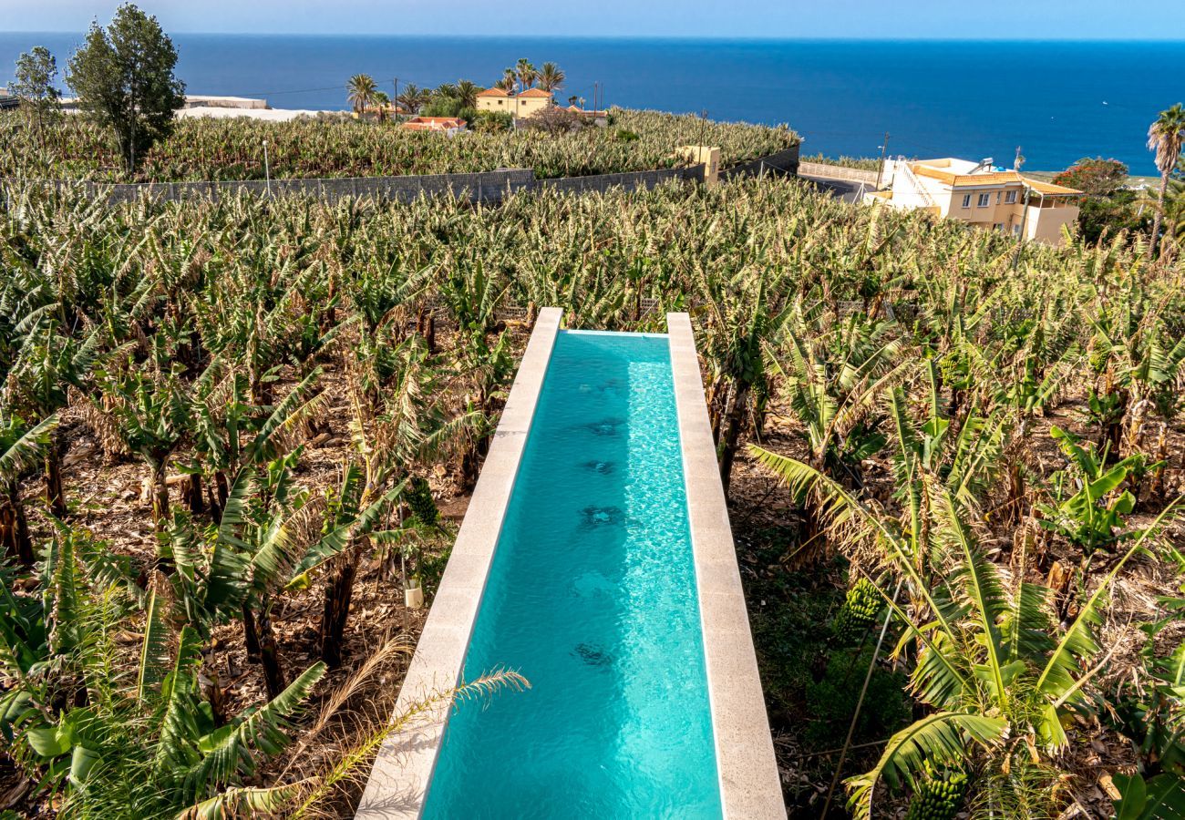 Casa Alba Marina is een luxe vakantievilla met verwarmd zoutwater zwembad en zeezicht in Tazacorte, La Palma