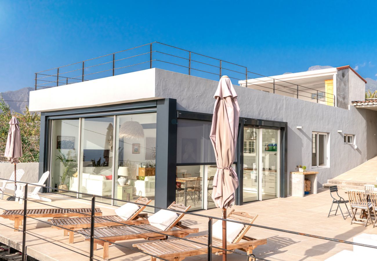 Casa Alba Marina is een luxe vakantievilla met verwarmd zoutwater zwembad en zeezicht in Tazacorte, La Palma