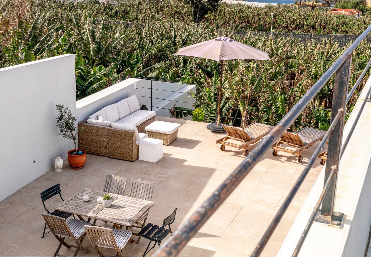 Casa Alba Marina is een luxe vakantievilla met verwarmd zoutwater zwembad en zeezicht in Tazacorte, La Palma