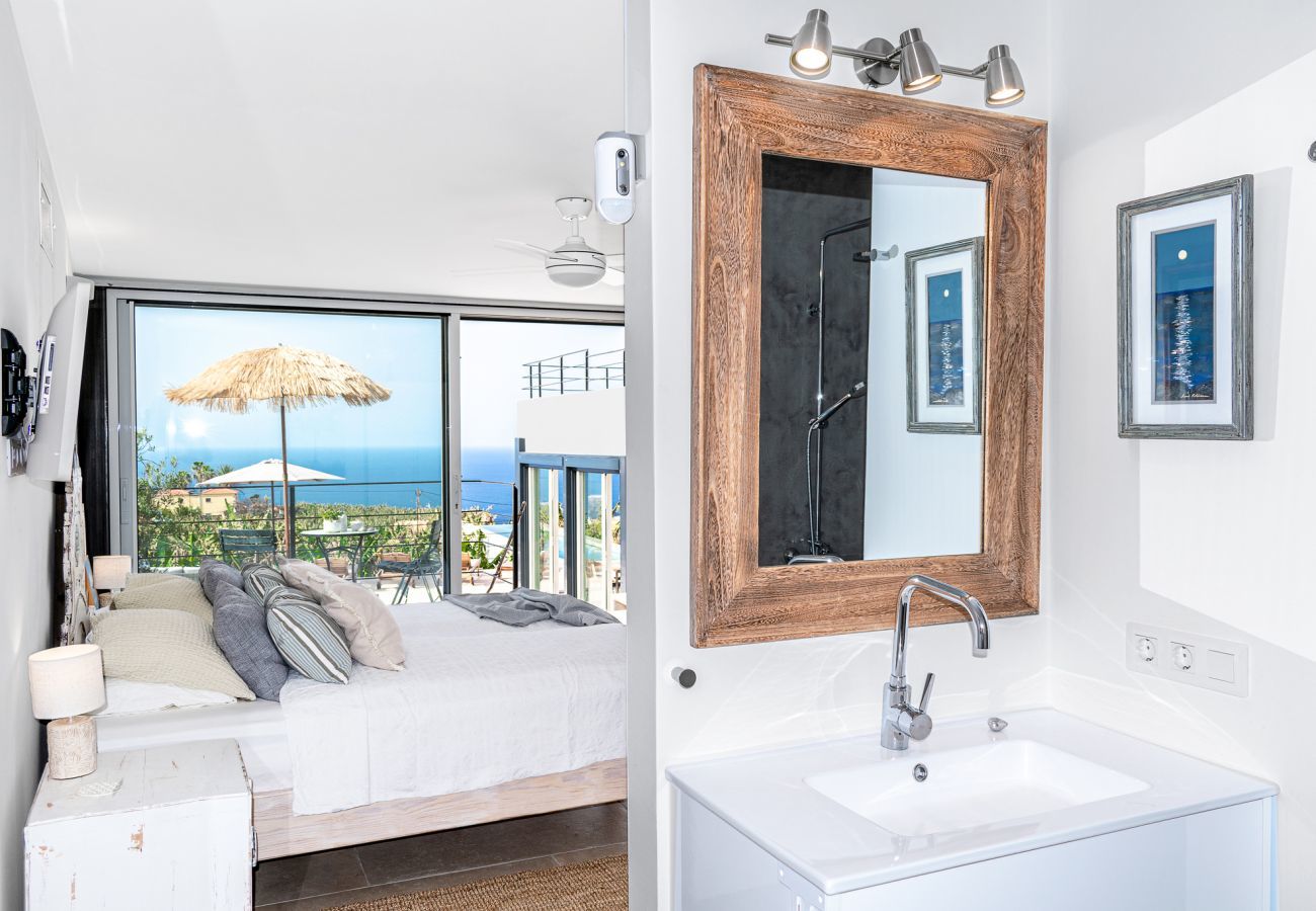 Casa Alba Marina is een luxe vakantievilla met verwarmd zoutwater zwembad en zeezicht in Tazacorte, La Palma