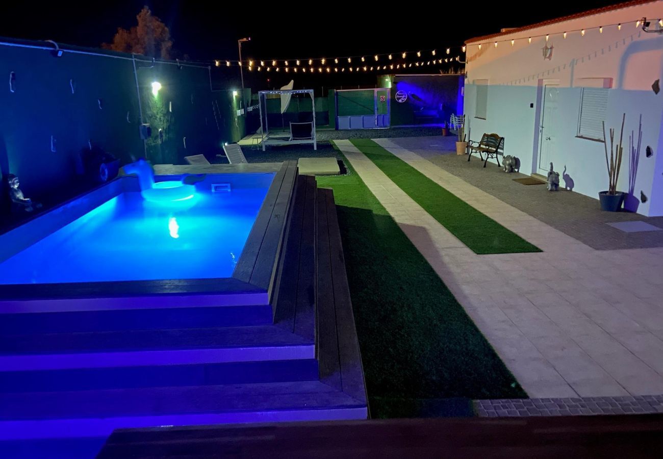 Villa La Vela is een heerlijk vakantiehuis voor grote groepen. Met verwarmd privézwembad en lounge in Ingenio, Gran Canaria