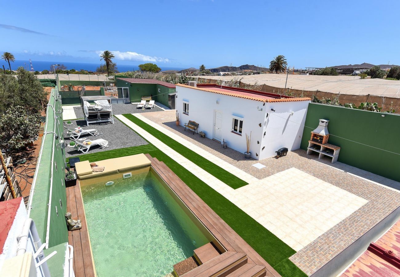 Villa La Vela is een heerlijk vakantiehuis voor grote groepen. Met verwarmd privézwembad en lounge in Ingenio, Gran Canaria