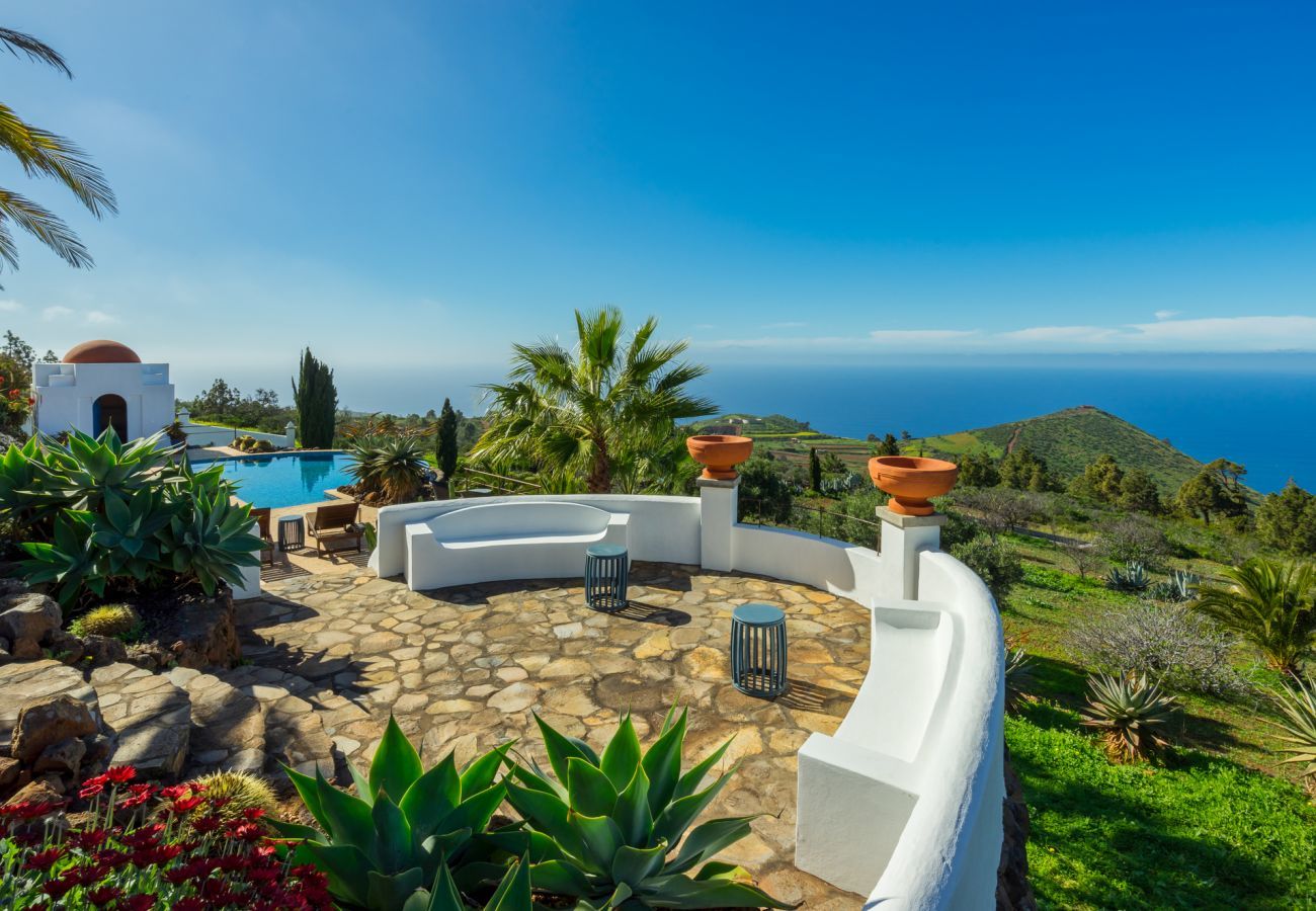 Villa Botanico is een tropische vakantievilla met tuin, verwarmd zwembad en panoramisch zeezicht in Puntagorda, La Palma