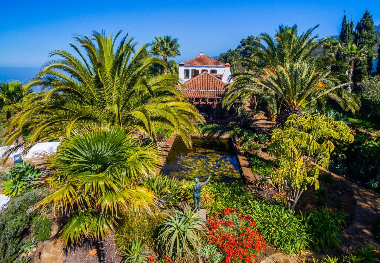 Villa Botanico is een tropische vakantievilla met tuin, verwarmd zwembad en panoramisch zeezicht in Puntagorda, La Palma