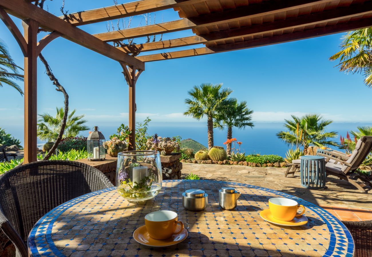 Villa Botanico is een tropische vakantievilla met tuin, verwarmd zwembad en panoramisch zeezicht in Puntagorda, La Palma
