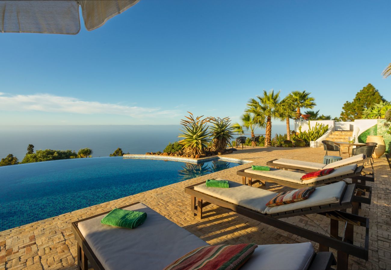 Villa Botanico is een tropische vakantievilla met tuin, verwarmd zwembad en panoramisch zeezicht in Puntagorda, La Palma