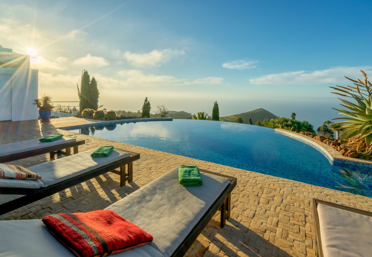 Villa Botanico is een tropische vakantievilla met tuin, verwarmd zwembad en panoramisch zeezicht in Puntagorda, La Palma