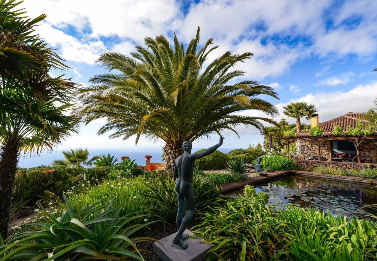 Villa Botanico is een tropische vakantievilla met tuin, verwarmd zwembad en panoramisch zeezicht in Puntagorda, La Palma
