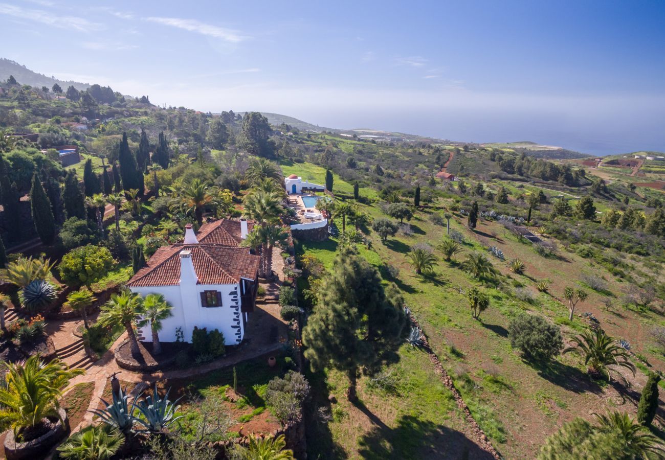 Villa Botanico is een tropische vakantievilla met tuin, verwarmd zwembad en panoramisch zeezicht in Puntagorda, La Palma