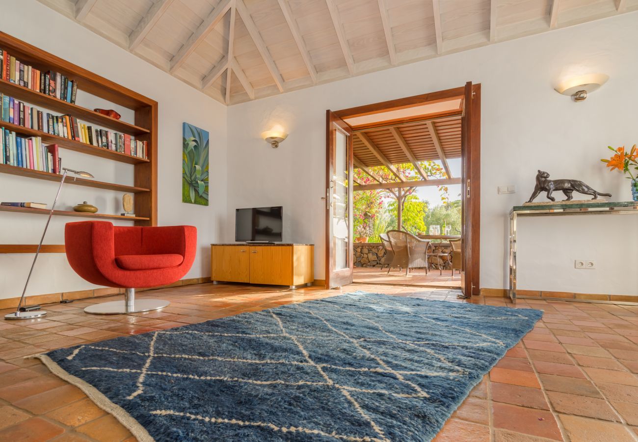 Villa Botanico is een luxe vakantievilla met tuin, verwarmd zwembad en panoramisch zeezicht in Puntagorda, La Palma