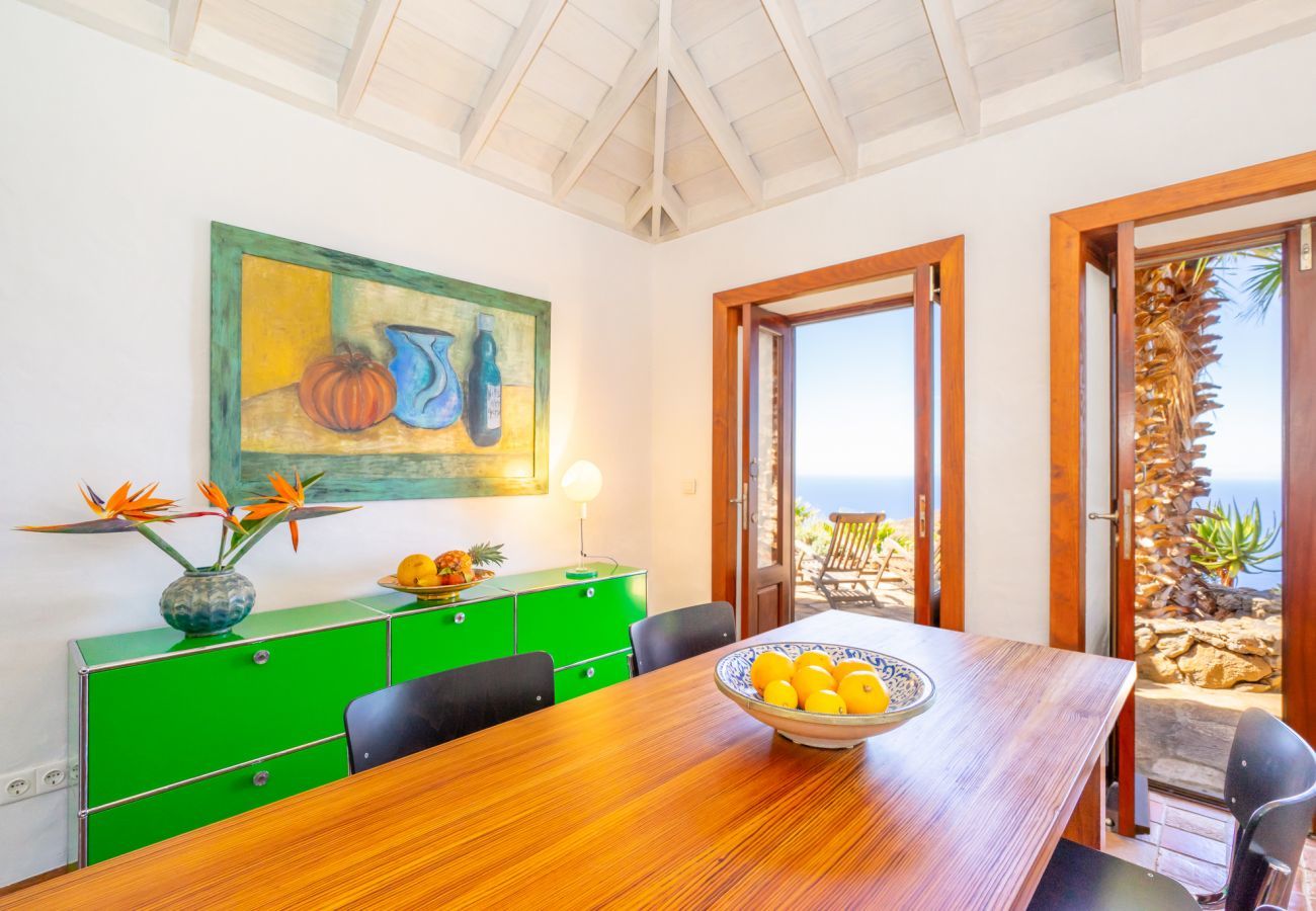 Villa Botanico is een luxe vakantievilla met tuin, verwarmd zwembad en panoramisch zeezicht in Puntagorda, La Palma