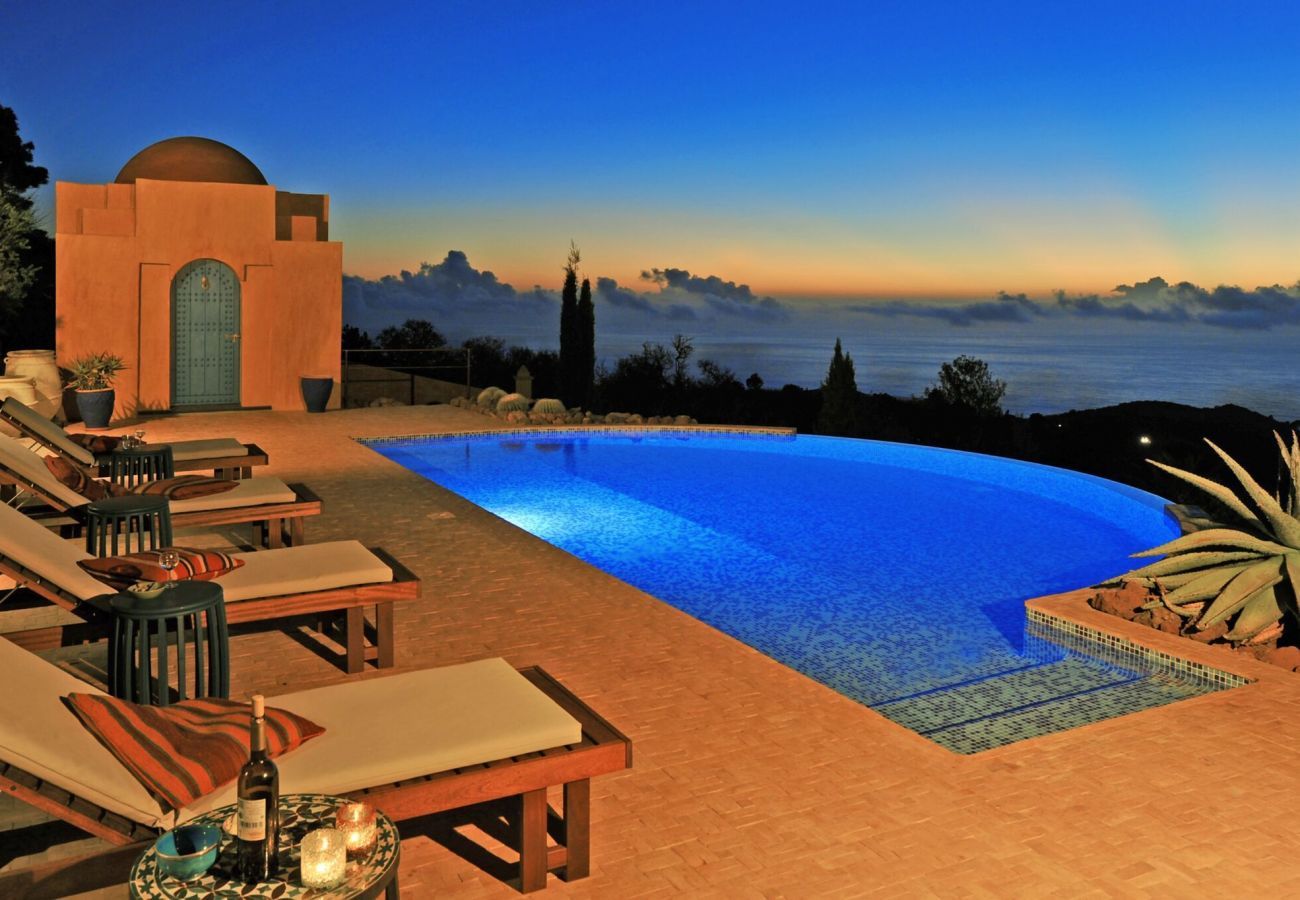 Villa Botanico is een luxe vakantievilla met tuin, verwarmd zwembad en panoramisch zeezicht in Puntagorda, La Palma