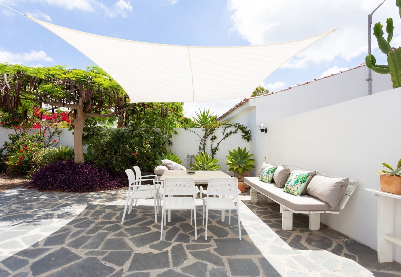 Casa Desiño II is een moderne, vrijstaande vakantiewoning met een heerlijk buitenleven in Guaza, Tenerife