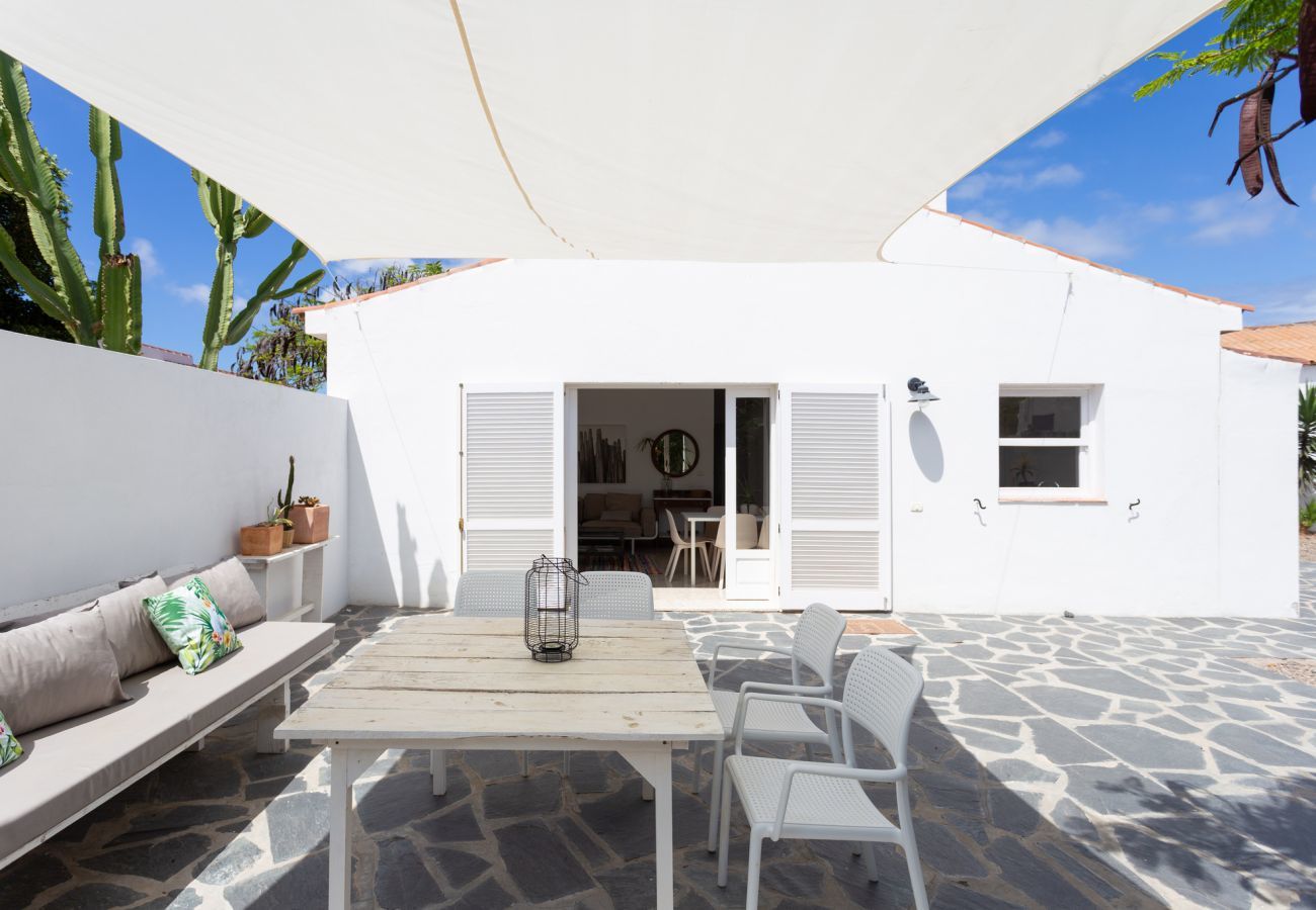 Casa Desiño II is een moderne, vrijstaande vakantiewoning met een heerlijk buitenleven in Guaza, Tenerife