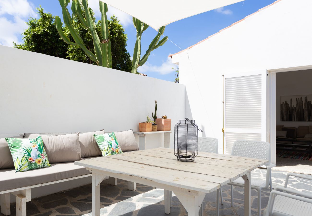 Casa Desiño II is een moderne, vrijstaande vakantiewoning met een heerlijk buitenleven in Guaza, Tenerife