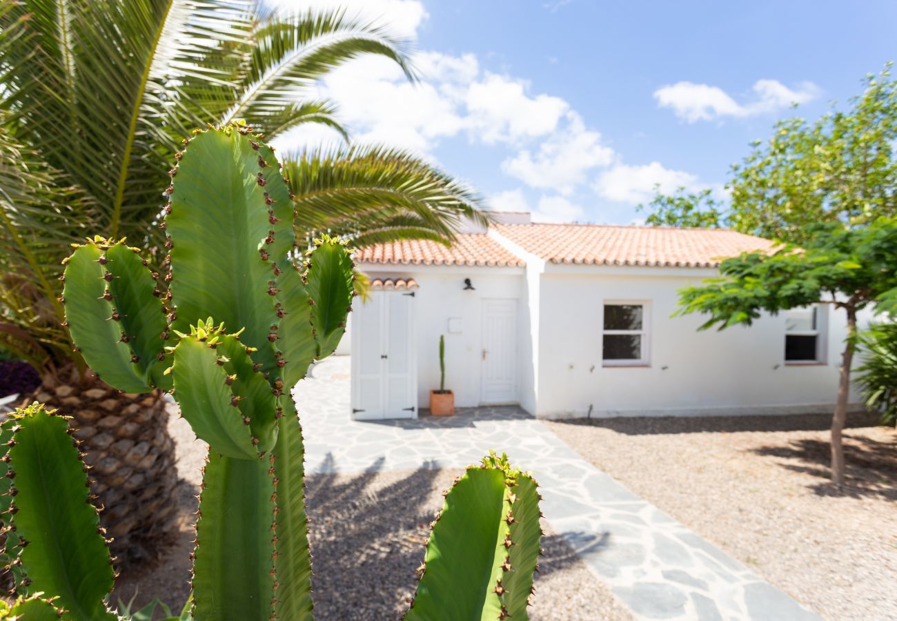 Casa Desiño II is een moderne, vrijstaande vakantiewoning met een heerlijk buitenleven in Guaza, Tenerife