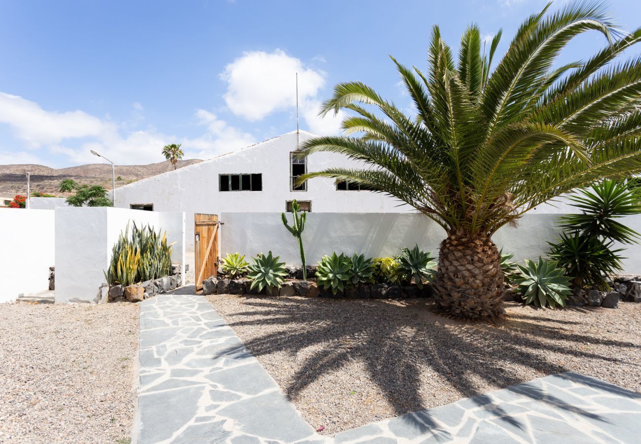 Casa Desiño II is een moderne, vrijstaande vakantiewoning met een heerlijk buitenleven in Guaza, Tenerife