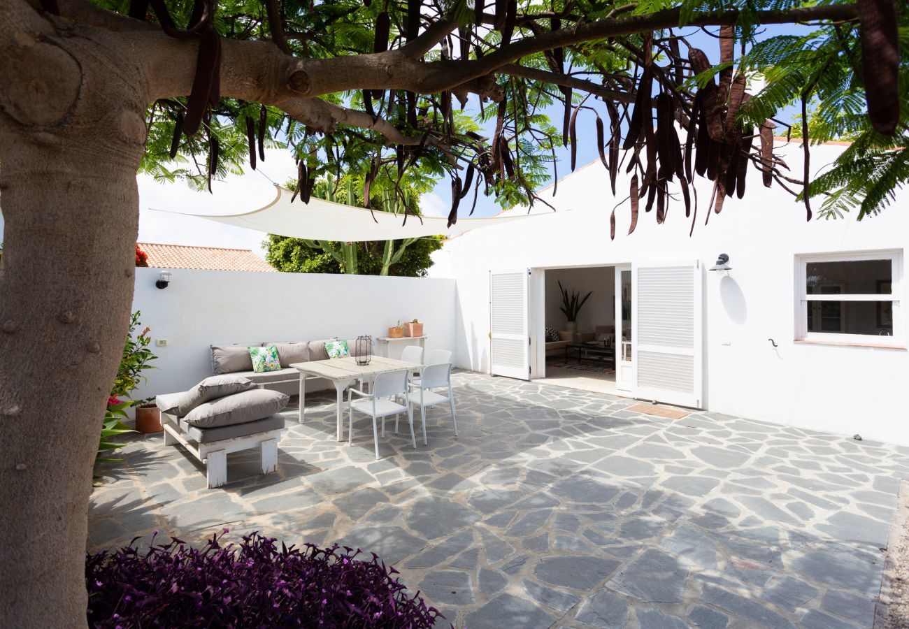 Casa Desiño II is een moderne, vrijstaande vakantiewoning met een heerlijk buitenleven in Guaza, Tenerife